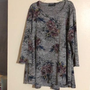 Beautiful halfway sleeve blouse Gray with 🌺.